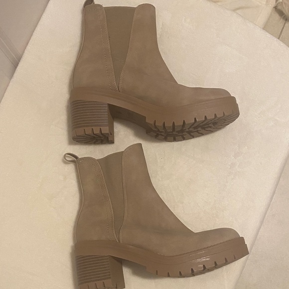 MIA  SZ 7.5 Beige Ankle Boots with Chunky Soles Chelsea Boots Brand New - Picture 3 of 4